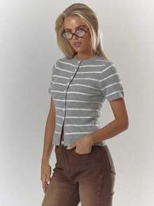 Top de manga corta ajustado con botones, de punto acanalado a rayas, acogedor, lindo, informal, para club de café, invierno, elegante, fiesta de primavera - Gris - Ver 3