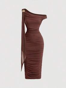 Vestido de longitud media con hombro asimétrico ajustado, fruncido y decoración de hebilla metálica para mujer - Marrón Chocolate - Ver 5