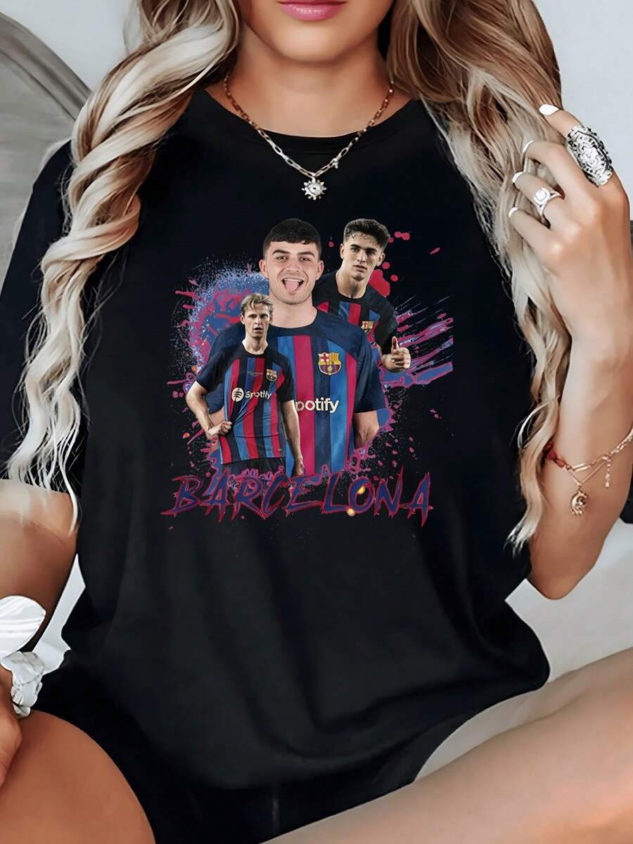 Players In Blue And Red Uniforms Represent Passion, Strength, And Team Unity Against An Artistic Background Of Splashes In Vibrant Colors. Women's Casual, Modern, Comfortable T-Shirt - 黑色 - 查看 1