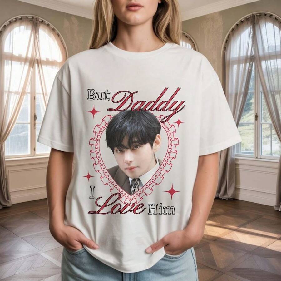 Camiseta , "Pero papá, lo amo", camiseta con diseño de San ValentínCamisetas Casuales para Mujer: Una colección que incluye camisetas casuales, tops y camisetas ideales para el uso diario.Confeccionadas con tejidos ligeros y transpirables, estas prendas presentan una estética de inspiración vintage, lo que las convierte en una excelente opción tanto para la vida universitaria como para conjuntos cotidianos.Los diseños son encantadores y bonitos, con un corte cómodo y favorecedor.Gracias a su estilo clásico, tejidos suaves al tacto y sensación agradable para la piel, estas prendas poseen un distintivo aire de inspiración mexicana. - Blanco - Ver 1
