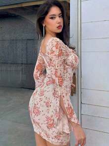 Vestido entallado con busto fruncido con manga acampanada y diseño de impresión floral con lazo al frente - Rosa - Ver 2
