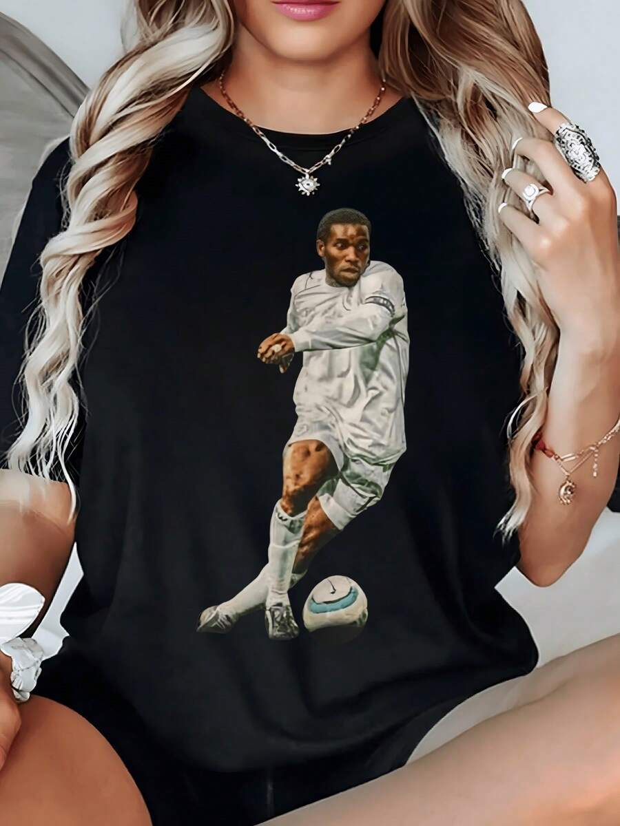 The Image Of A Focused Player Kicking A Ball With Force Symbolizes The Passion And Energy Of The Sport And Conveys Movement And Determination. A Modern, Comfortable, Casual Women's T-Shirt For Everyday Wear. - 黑色 - 查看 1