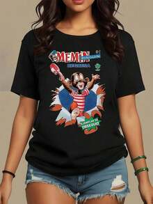 A Cheerful Character With A Playful Expression Jumps Through The Background While Holding A Hat, Conveying Positive Energy And Optimism. Women's Casual, Comfortable T-Shirt For Everyday Wear - Vintage Street Style Unisex Loose Cotton Short Sleeve Crew Neck Shirt - 黑色 - 查看 7