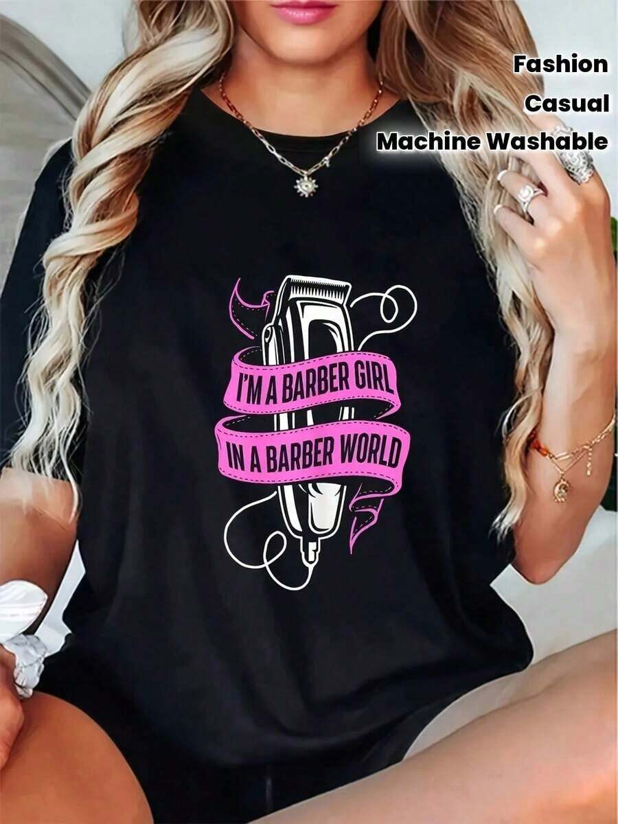 Camiseta gráfica para mujer con estampado de barbería - Soy una barbera en un mundo de barberías, 95% poliéster, 5% spandex, alta elasticidad, cuello redondo, manga corta, lavable a máquina, cómoda, para primavera, verano y otoño, accesorios de barbería, moda estacional - Negro - Ver 1