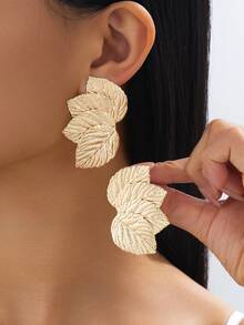1 Pair Summer Bohemian Style Gold Textured Half Leaf Shaped Earrings, Women's Summer Beach Vacation Jewelry - Yellow Gold - View 1