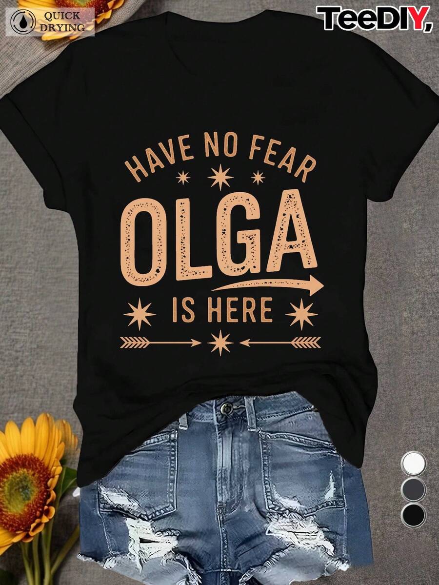 Camiseta de talla para mujer No te asustes, Olga está aquí - Estampado del nombre de Olga en negro y dorado, manga corta, cuello redondo, top deportivo casual, diseño de símbolo de letra griega blanca, para eventos casuales y temáticos, tops de talla para mujer, tops de talla para mujer, tops de talla para mujer en Halloween, disfraz de Halloween para mujer en talla, ropa de talla para mujer en Navidad, camisetas de talla para mujer, suéteres de Halloween para mujer en talla, camisetas de talla para mujer, camisetas de talla para mujer. - Negro - Ver 1