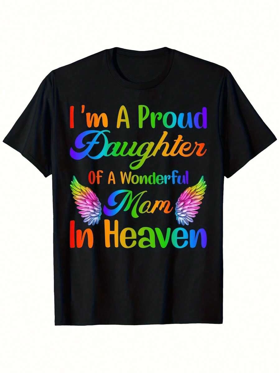 "I Am The Proud Daughter Of A Wonderful Mother In Heaven" T-Shirt. Black Version. Rainbow Wings With Colorful Letter Print. Ultra-Soft, Breathable, Moisture-Wicking. Crew Neck, Urban Casual Style. Machine Washable. Plus Size. - 黑色 - 查看 1