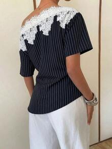: Elegante Top Negro de Satén con Escote Asimétrico y Detalles de Encaje.Esta camiseta de manga corta con bajo asimétrico presenta una silueta estilizada y favorecedora, lo que la convierte en una opción elegante y versátil tanto para el trabajo como para el uso casual.Verano - Azul Marino - Ver 3