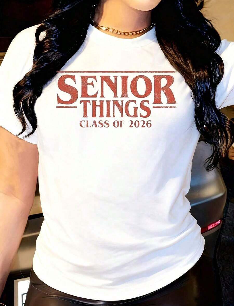 Camiseta de Mujer Moderna y Minimalista, Clase de 06, Manga Casual, Adecuada para Deportes Casuales y Uso Diario, Camiseta Gráfica Negra con Diseño de Texto Rojo Intenso para Eventos Escolares y Celebraciones de Graduación, Uso Diario Casual - Blanco - Ver 1