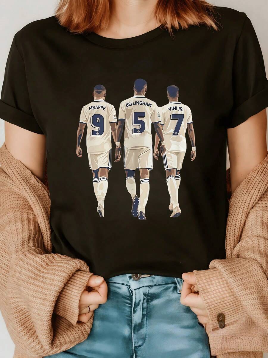 Tres figuras caminando juntas hacia un mismo destino simbolizan la unión la constancia y la pasión por alcanzar metas compartidas con espíritu de equipo y esperanza camiseta de mujer casual moderna cómoda para fanáticas del fútbol - Negro - Ver 1