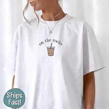 1 pieza de camiseta holgada de talla grande para mujer, 100% algodón, con diseño estampado de café helado "On The Rocks", perfecta para visitas a cafeterías, desplazamientos matutinos y uso diario para amantes del café, mostrando la actitud casual de la cultura del café estadounidense. Transpirable y cómoda. - Blanco - Ver 12