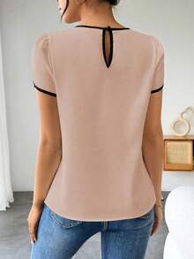 Camisa elegante de manga corta con cuello redondo y bloques de color con borde contrastante, ideal para el verano - Caqui - Ver 2