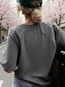 Women's Short-Sleeved T-Shirt With A Round Neck, Loose Fit, Casual And Versatile. Featuring A Modern, Elegant And Sophisticated Print Of Simple Letters, Ideal As A Basic Garment; Made From Soft Fabric With Excellent Drape - 深灰色 3 - 查看 4