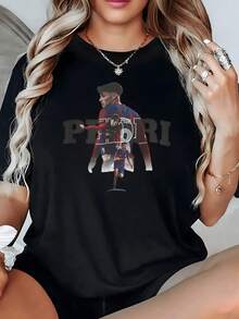 A Design Inspired By The Passion Of Football, Showcasing The Energy And Movement Of A Player In Action, Conveying Strength, Confidence, And Sportsmanship. A Comfortable, Modern, Casual Women's T-Shirt, Ideal For Everyday Wear. - 黑色 - 查看 1