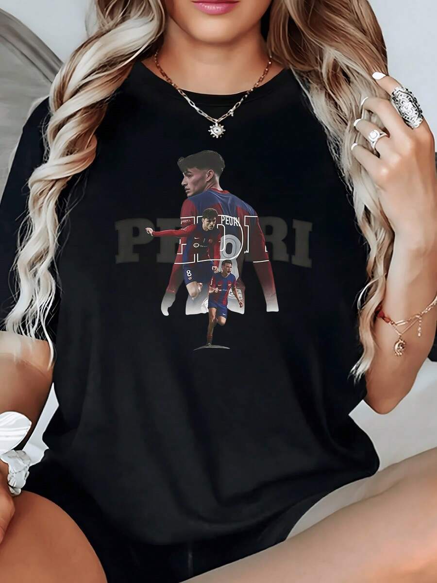A Design Inspired By The Passion Of Football, Showcasing The Energy And Movement Of A Player In Action, Conveying Strength, Confidence, And Sportsmanship. A Comfortable, Modern, Casual Women's T-Shirt, Ideal For Everyday Wear. - 黑色 - 查看 1