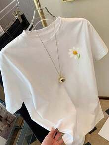 Women's Short-Sleeved T-Shirt With A Daisy Print On Both The Front And Back. It Has A Relaxed, Casual Fit, Is Breathable And Comfortable, And Features A Round Neck. Suitable For Summer, Versatile For Everyday Wear, And Ideal For Urban Outings And Streetwear Style. - 白色的 - 查看 2