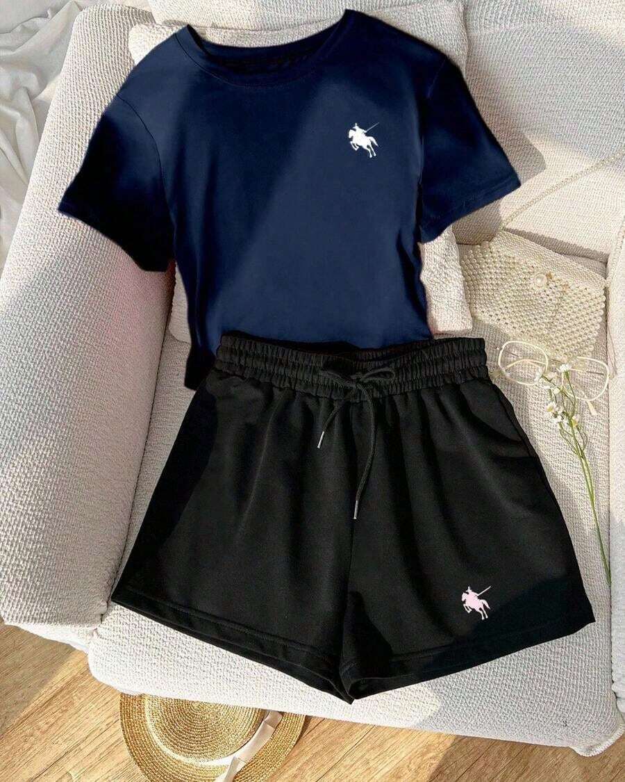 Una camiseta de manga corta para mujer con estilo retro americano, de diseño holgado y estampado (los pantalones son solo sugerencias de estilo). Este artículo sencillo y elegante presenta patrones de texto con temática tropical, siendo un elemento imprescindible para crear un estilo relajado de vacaciones. Es muy adecuado para ocasiones como el Día del Trabajo y el Día de la Independencia de México. La gruesa camiseta multicolor está hecha de 100% algodón con estampados modernos, y es adecuada tanto para hombres como para mujeres. Es un estilo completamente nuevo para primavera/verano/otoño, transpirable y cómodo, sencillo y versátil. - Azul Marino - Ver 1