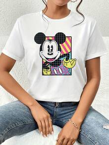 Gráfico divertido que muestra un rostro sonriente de ratón con colores vibrantes y formas geométricas que transmiten energía juvenil y optimismo ideal para looks casuales camiseta de mujer  suave y cómoda para uso diario - Blanco - Ver 6