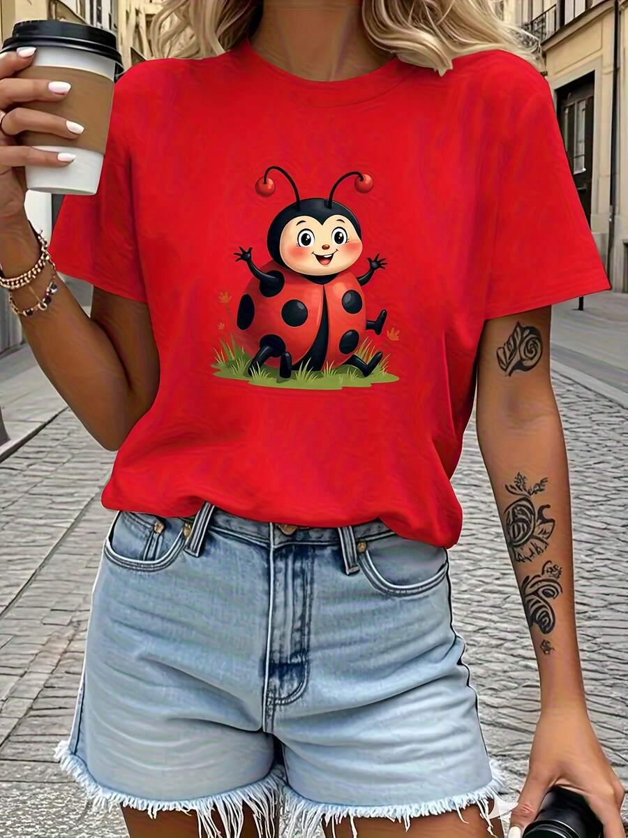 Esta es una camiseta estampada con un diseño de mariquita de dibujos animados, adornada con lunares rojos y detalles en negro.La tela es suave y transpirable, lavable a máquina y cómoda para usar en todas las estaciones. - [Rojo] - Ver 1
