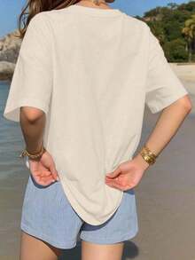 Una camiseta de manga corta para mujer con estilo retro americano, de diseño holgado y estampado (los pantalones son solo sugerencias de estilo). Este artículo sencillo y elegante presenta patrones de texto con temática tropical, siendo un elemento imprescindible para crear un estilo relajado de vacaciones. Es muy adecuado para ocasiones como el Día del Trabajo y el Día de la Independencia de México. La gruesa camiseta multicolor está hecha de 100% algodón con estampados modernos, y es adecuada tanto para hombres como para mujeres. Es un estilo completamente nuevo para primavera/verano/otoño, transpirable y cómodo, sencillo y versátil. - Beis - Ver 2