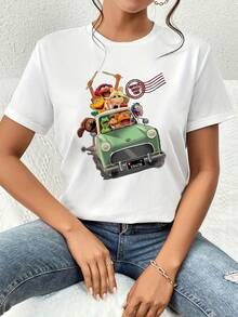 Ilustración divertida de grupo de personajes de colores viajando en coche verde simbolizando amistad aventura y alegría camiseta de mujer  cómoda y moderna para uso diario - Blanco - Ver 6