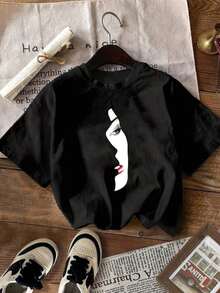 2026 Nuevo Estilo Urbano - Estampado Único - Camiseta Casual de Manga Corta y Corte Ajustado para Mujer, con estampado de retrato y texto en inglés. - Negro - Ver 2