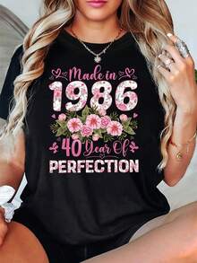 Breathable Short-Sleeved T-Shirt With A Printed Design And Round Neck, Perfect For Plus-Size Women. Featuring A Floral Design And The Phrase "1986 40 Years Of Perfection," This Stylish Pink And White T-Shirt Is Adorned With Pink Flowers, A Heart, And The Slogan. Ideal For Celebrating A 1986 Birthday Or A 40th Anniversary, It's Suitable For All Seasons, Simple Enough For Holiday Gifts, Everyday Wear, And Is Especially Perfect For Cool Summer Days. - 黑色 - 查看 8