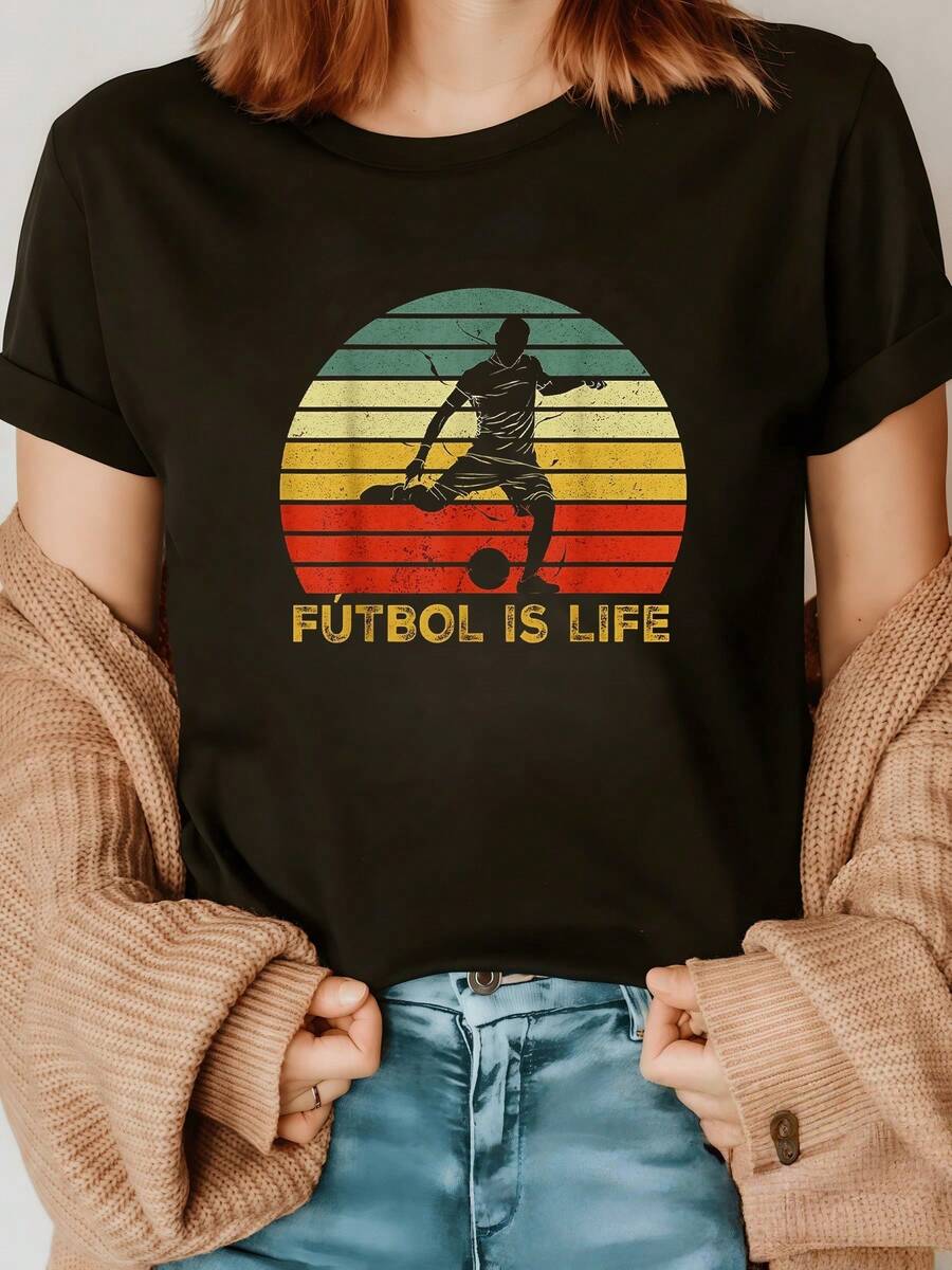 Image Of A Player Kicking The Ball Under A Sunset With Warm Colors That Symbolize Passion, Energy And Freedom To Live The Sporting Spirit Every Day. Women's Casual Modern Comfortable T-Shirt For Everyday Wear - 黑色 - 查看 1
