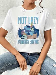 Gráfico divertido que muestra a una criatura azul durmiendo con una almohada y un peluche transmitiendo un mensaje de relajación y ahorro de energía camiseta de mujer  cómoda y casual para uso diario - Blanco - Ver 6