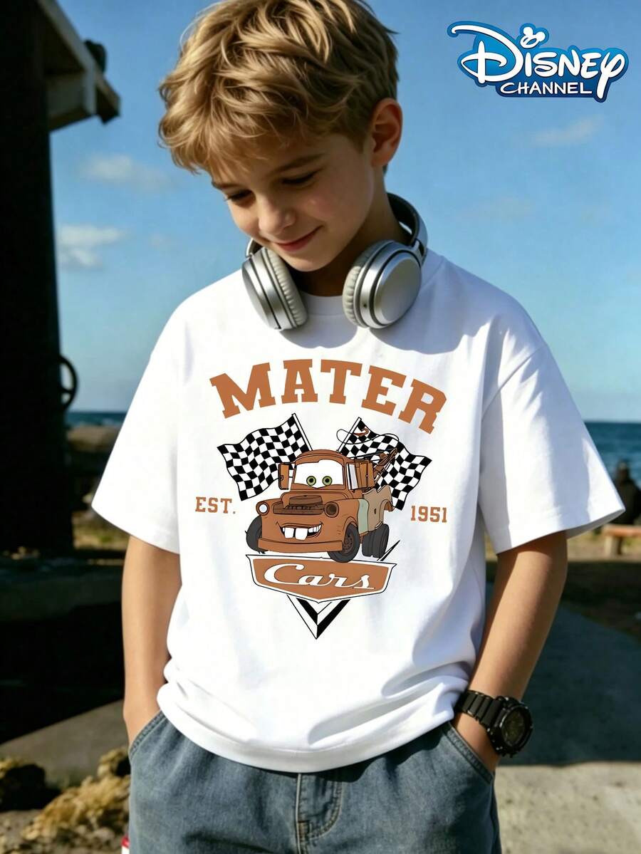 Disney Racing: The Ultimate Gear Solid And Racing Flag Elements T-Shirt, MATER EST.1951, College Style Boys' Short Sleeves, Personalized And Versatile Print Pattern Summer Loose Tops,Short-Sleeved Casual And Cute Style  Children's Clothing Design, Girl Clothes For Kids Clothes ,Ropa Para Niños,Teen Girls Clothes, Summer Clothes,Boys Summer Outfits,Boys Clothes,Perfect For Cool Girls. Comfortable And Breathable Children's Short-Sleeved T-Shirt. Comfortable And Casual Wear All Year Children's Clothes,Comfortable & Lightweight, Iconic Print For Mix-And-Match Outfits,Suitable For Both Boys And Girls. - trắng - Xem 1
