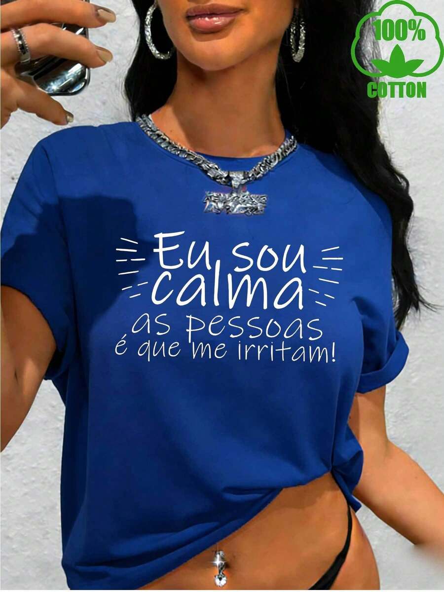 Camiseta de algodón puro para mujer 2026 con la frase en portugués "Estoy tranquila, son las personas las que me molestan" impresa en ella. Camiseta de mujer con estampado de letras a la moda, de algodón puro de alto gramaje, cuello redondo, manga corta, ropa moderna, excelente idea de regalo. - Azul - Ver 1