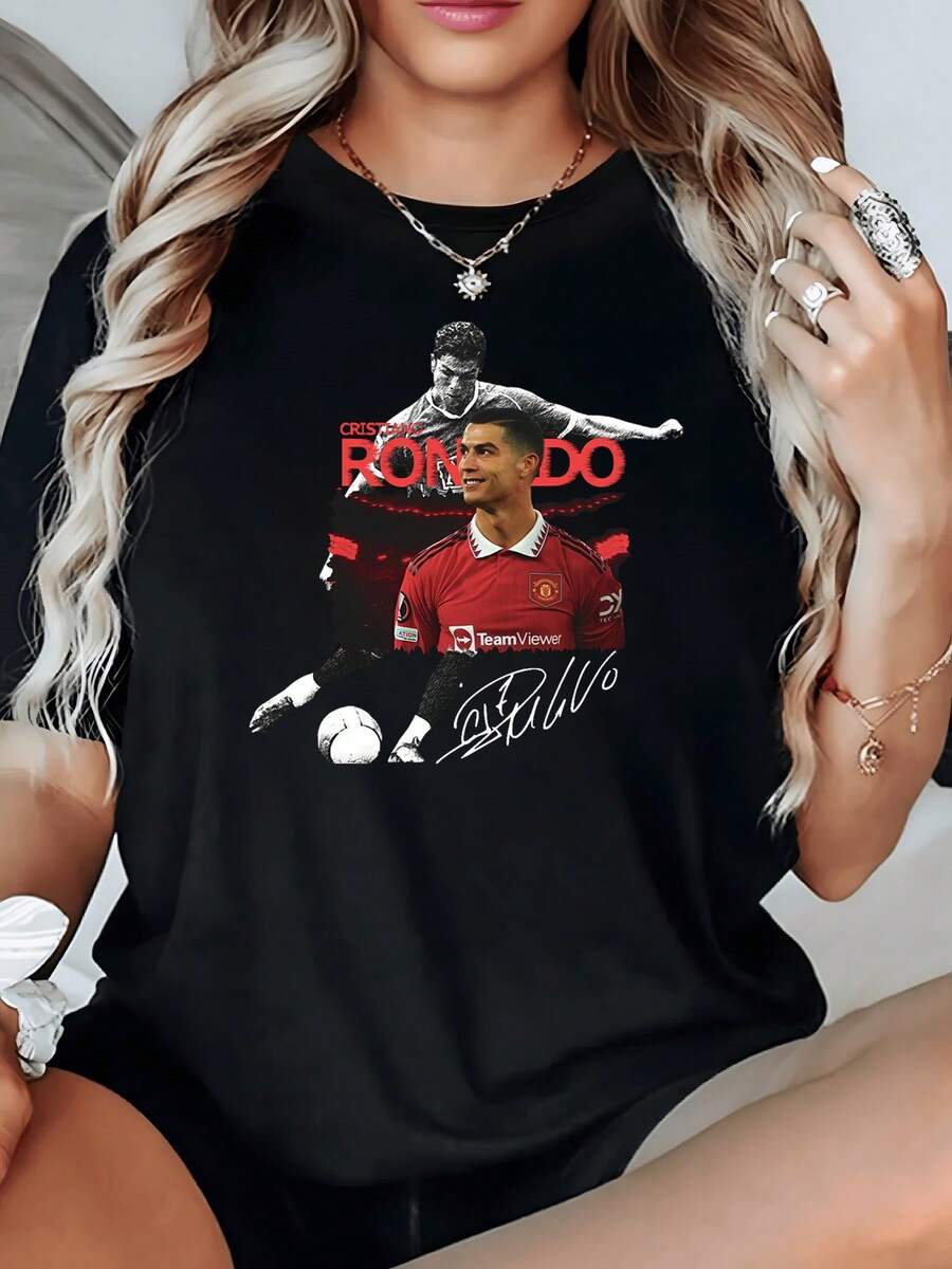 Artistic Image Of A Soccer Player Taking A Powerful Shot Against A Red Background, Symbolizing Passion For The Sport And Vibrant Energy. Comfortable, Modern Casual Women's T-Shirt For Soccer Fans. - 黑色 - 查看 1
