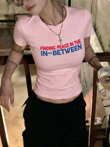 Women's White Crop Top With A Round Neck And Short Sleeves. New Summer Style With A Letter Print. Super Cute And Youthful Fitted Cut, Cool And Comfortable Fabric Perfect For Everyday Wear. Super Easy To Style, Ideal For Casual Outings And Creating A  Look That Suits Any Girl. GOHG - 粉色 - 查看 7