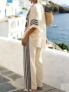 2026 Nuevo estilo casual de vacaciones de primavera/verano, conjunto de lino a rayas en beige y negro + blusa con estampado geométrico de manga murciélago + pantalones anchos con rayas laterales. Estilo relajado de vacaciones en la playa, conjunto a rayas en beige y negro, transpirable y suave para el verano, pantalones de cintura elástica, conjunto casual de 2 piezas para vacaciones, conjunto versátil de 2 piezas para ir al trabajo. - Blanco y Negro - Ver 2