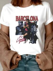 Players In Motion, Bearing The Name Of A Famous City, Represent The Passion And Energy Of Football In Full Competition, Full Of Dynamism And Strength. A Modern Casual Women's T-Shirt For Sports Fans. - 白色 - 查看 8