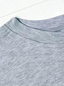 Camiseta Artística con Diseño Floral Translúcido y Estilizado, Pétalos en Degradado Azul y Blanco sobre Fondo Negro, Algodón Suave, Cuello Redondo Casual, Cómoda y Versátil, Estilo Deportivo, Diseño Etéreo de Ensueño para Mujer - Gris Claro - Ver 2