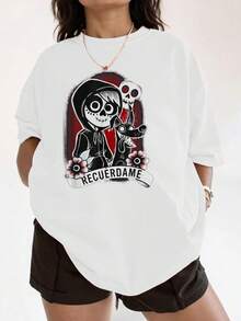 Symbolic Illustration Of A Hooded Skeletal Figure And Its Spirit Dog Representing The Eternal Connection Between Life And Memory, Accompanied By Flowers With The Message "Remember Me" (Women's T-Shirt). - 白色 - 查看 1
