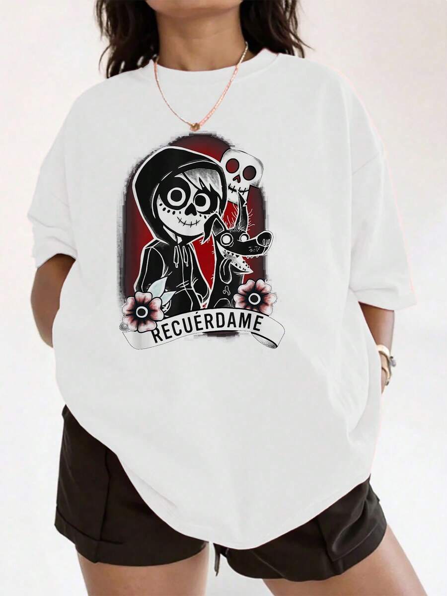 Symbolic Illustration Of A Hooded Skeletal Figure And Its Spirit Dog Representing The Eternal Connection Between Life And Memory, Accompanied By Flowers With The Message "Remember Me" (Women's T-Shirt). - 白色 - 查看 1