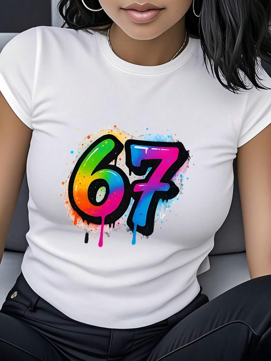 Women's Pure Cotton Short-Sleeved T-Shirt With A Round Neck And A Colorful Graffiti Print Featuring The Number 67. This Women's Short-Sleeved, Round-Neck T-Shirt Is A Versatile Urban Hip-Hop Style Piece With A Unique Graffiti-Style Number Print That Highlights Individuality And Is Suitable For Various Occasions, Such As Street Culture Festivals, Gatherings, And Everyday Casual Wear. - 白色 - 查看 1