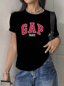 Letras grandes en tono rojo evocan energía juvenil y confianza acompañadas del nombre de una ciudad símbolo de elegancia moderna camiseta de mujer cómoda para uso diario - Negro - Ver 8
