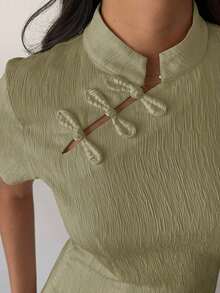 Blusa de cuello Mao de manga corta con cintura ceñida, estilo chino nuevo en color albaricoque, nuevo diseño de primavera/verano para mujer - Verde Oliva - Ver 3