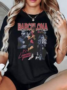 Figura central muestra un jugador corriendo con energía y pasión bajo la palabra Barcelona resaltada en tonos rojos simbolizando fuerza orgullo y amor por el fútbol camiseta de mujer moderna inspirada en espíritu deportivo urbano - Negro - Ver 1
