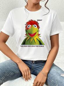 Rana verde con cabello rojo y mirada alegre simboliza humor y nostalgia recordando la unión entre música y personajes clásicos que inspiran optimismo camiseta de mujer  cómoda y casual para uso diario - Blanco - Ver 6
