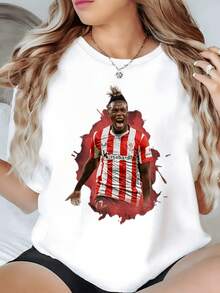 Figure Of A Soccer Player Running Amidst Red Brushstrokes That Convey Strength, Passion, And Sporting Energy-Perfect For Soccer Fans. A Modern, Comfortable, And Attractive Casual Women's T-Shirt. - 白色 - 查看 1