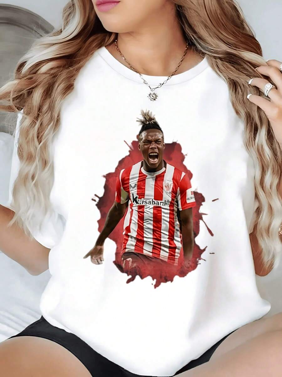 Figure Of A Soccer Player Running Amidst Red Brushstrokes That Convey Strength, Passion, And Sporting Energy-Perfect For Soccer Fans. A Modern, Comfortable, And Attractive Casual Women's T-Shirt. - 白色 - 查看 1