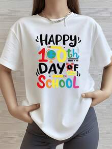 Gráfico colorido con globo terráqueo lápiz y números que celebran el centésimo día de clases simbolizando alegría aprendizaje y dedicación camiseta de mujer cómoda y moderna para uso diario - Blanco - Ver 1