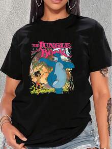 Imagen inspirada en una aventura selvática con un oso amistoso y un niño explorador celebrando la libertad y la alegría de la naturaleza, camiseta de mujer  cómoda y casual para uso diario - Negro - Ver 1