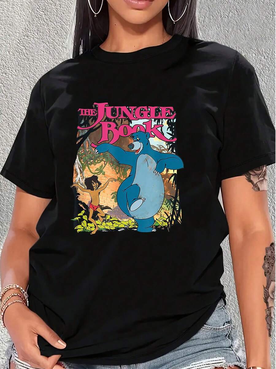 Imagen inspirada en una aventura selvática con un oso amistoso y un niño explorador celebrando la libertad y la alegría de la naturaleza, camiseta de mujer cómoda y casual para uso diario - Negro - Ver 1