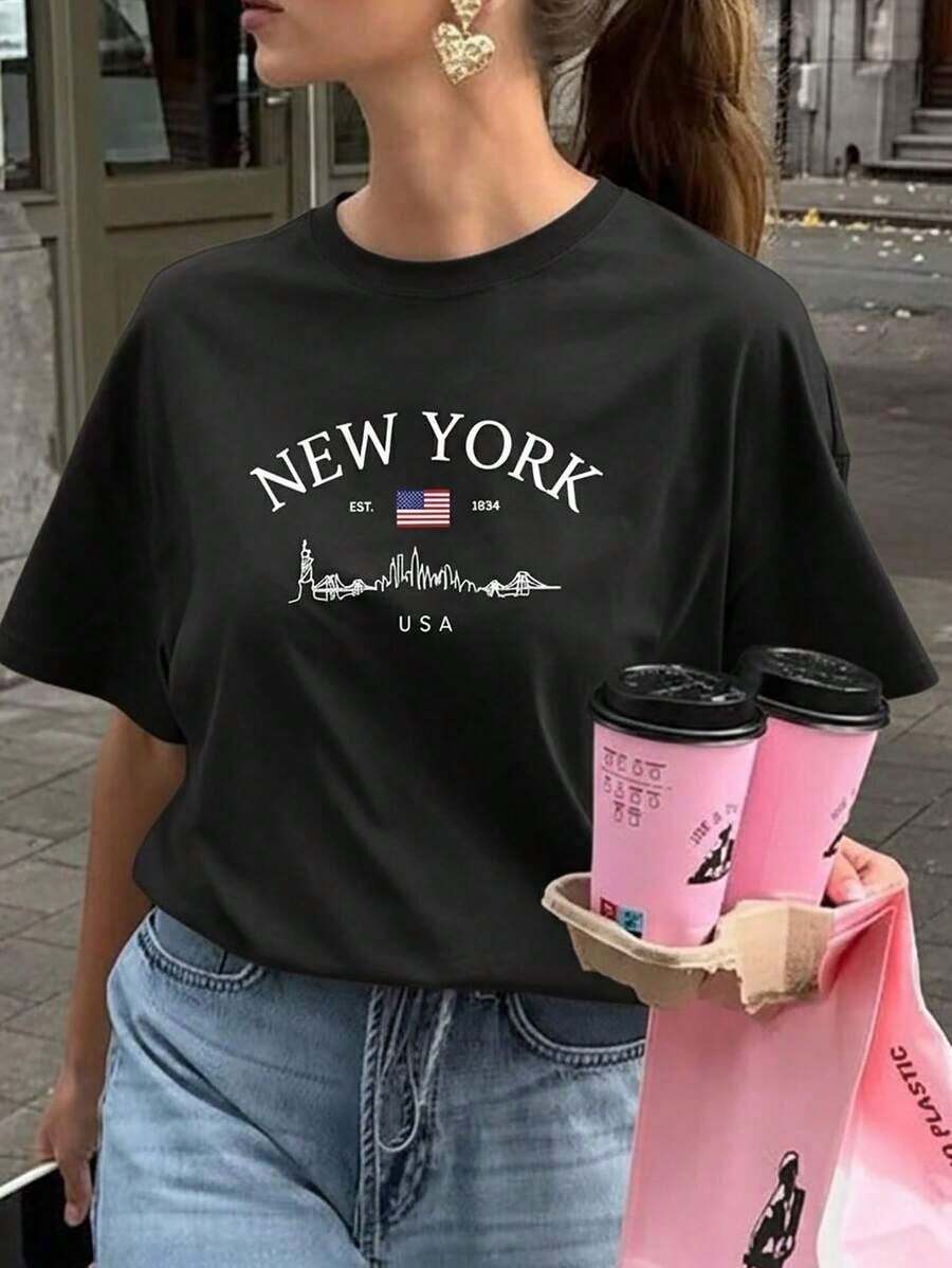 Camiseta Gráfica de Gran Tamaño para Mujer, Edición Limitada, con Diseño del Skyline de Nueva York, Estampado Retro de la Bandera de EE. UU. EST 1834, Cuello Redondo, Manga Corta, Estética Y2K, Ropa Urbana Preppy, Corte Holgado, Transpirable, Estilo Vintage de Viaje en Nueva York, Perfecta para Viajes a Nueva York, Exploración de la Ciudad, Salidas de Verano, Viajes Diarios, Escapadas de Fin de Semana, Citas para Café, Estilo Urbano, Ropa para el Campus Universitario, Eventos Temáticos de Viajes, Despedida de Soltera, Algodón Ligero - Negro - Ver 1