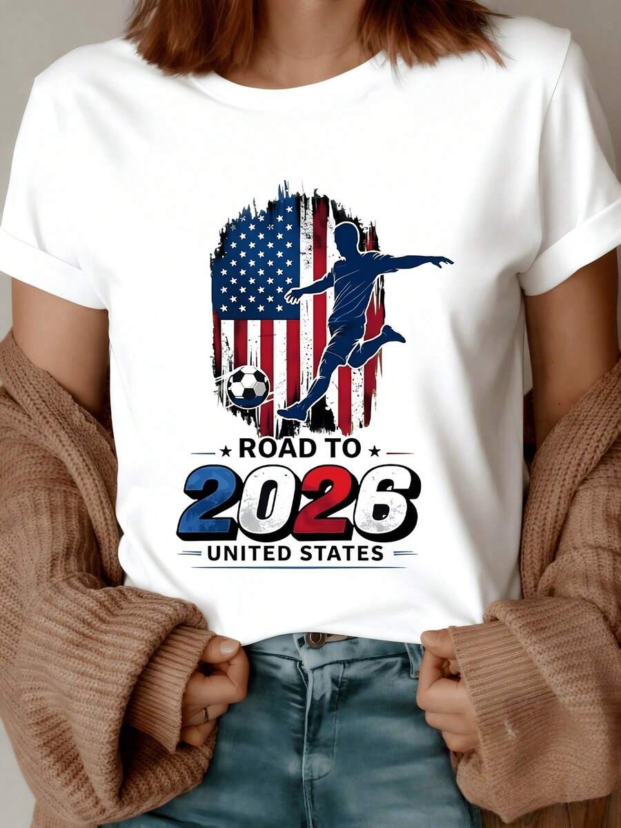 Figure Of A Soccer Player In Motion In Front Of The United States Flag Symbolizing Passion For The Sport And Competitive Spirit On The Road To 2026. Women's Casual Modern Sporty T-Shirt - 白色 - 查看 1